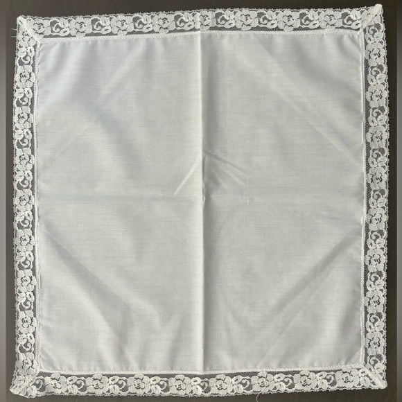 Set of 4 Vintage Places Settings. Linen with Lace. 16.5x16.5 item 4 - Picture 2 of 2